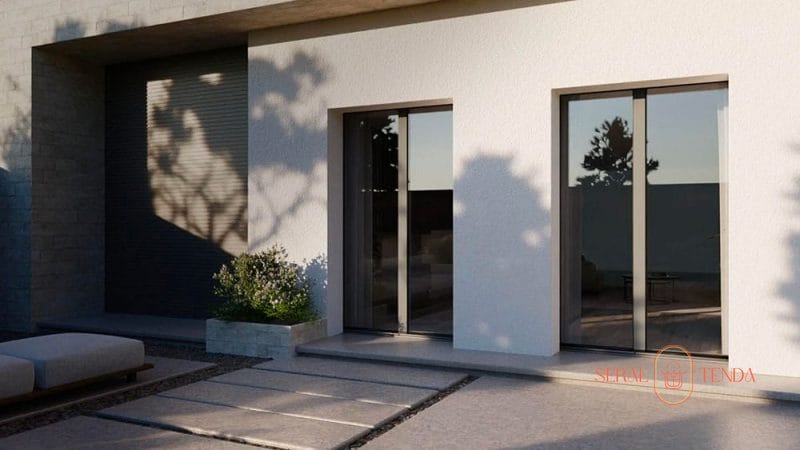 Immagine di una casa moderna con patio caratterizzato da serramenti in alluminio Lodi.