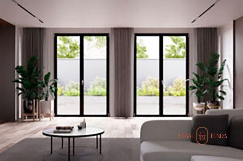 Un soggiorno moderno con grandi vetrate caratterizzato da infissi in alluminio a Lodi.