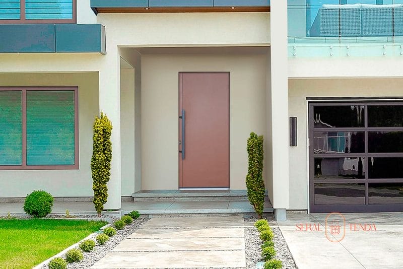 Una casa moderna con un portone caratterizzato da Serramenti in alluminio Lodi.