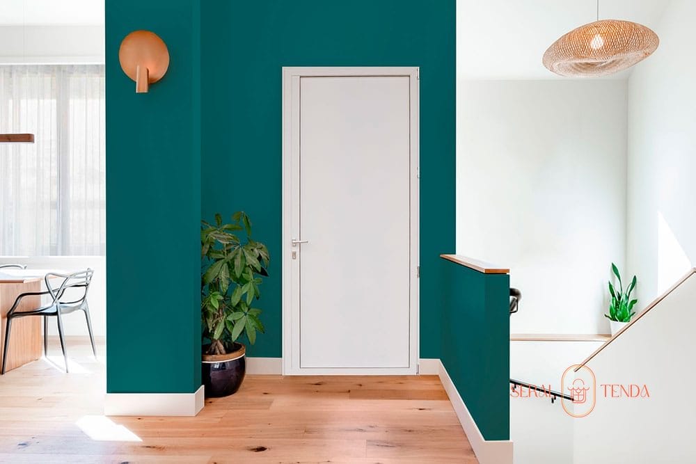 Un soggiorno con pareti verde acqua e pavimenti in legno decorati con Serramenti in alluminio Lodi.