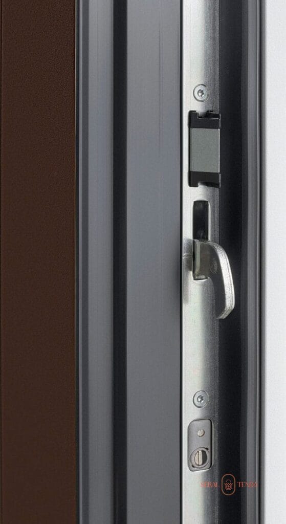 Primo piano di una porta con maniglia realizzata con serramenti in alluminio.