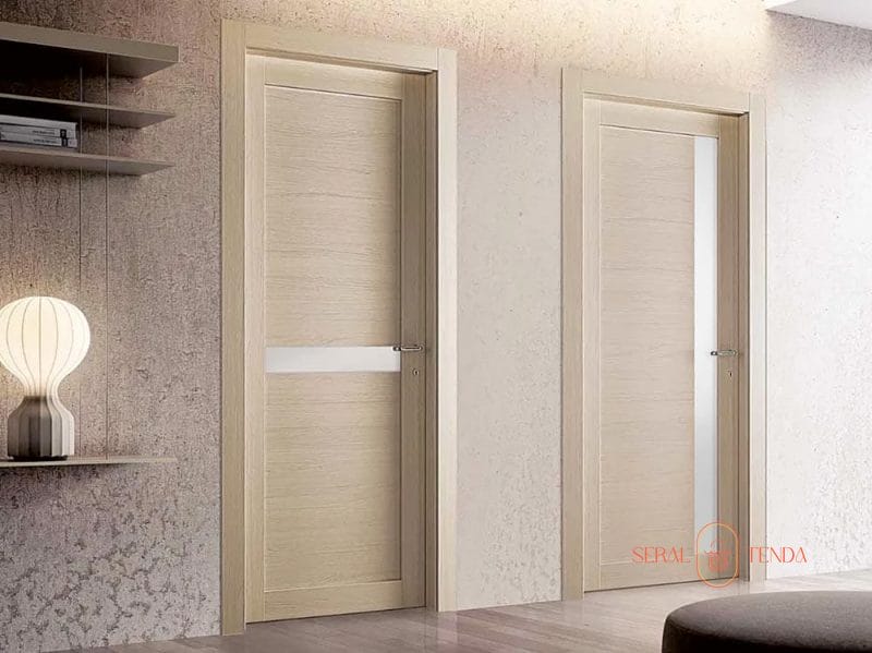 Due porte interne in una stanza con pareti bianche.