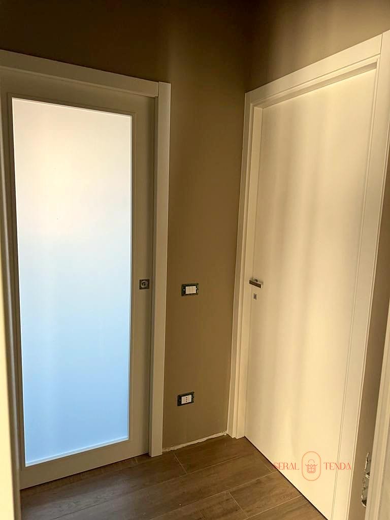 Una porta con vetro satinato da ambiente adatta per interni e installazioni porte.