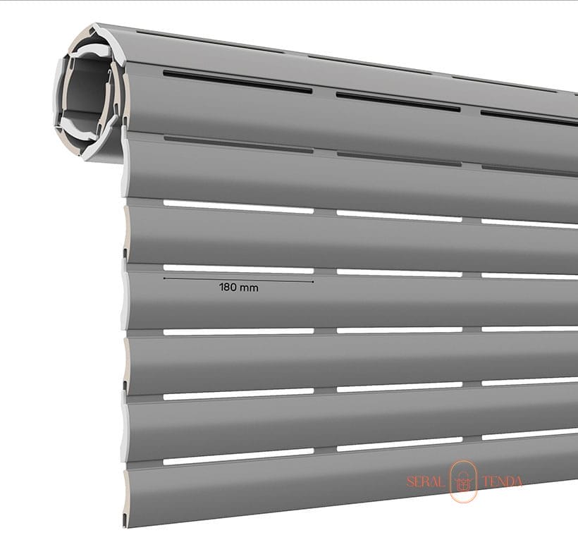 Primo piano di una persiana avvolgibile in metallo grigio con profili fessurati Arialuce, larghezza indicata 180 mm.