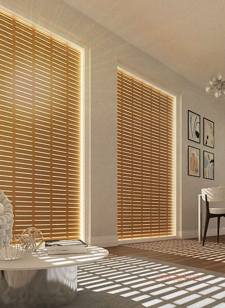 La luce del sole filtra attraverso tapparelle di legno, proiettando ombre a strisce sul pavimento. Alcune opere d'arte astratta incorniciate sono appese al muro, rendendo omaggio allo spirito artistico di Lodi, e un tavolo e una sedia bianchi sono visibili in questo spazio sereno.