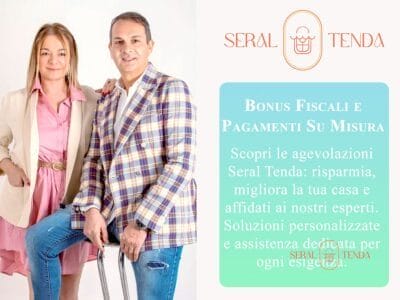 I titolari di Seral Tenda accanto a un cartello che promuove i servizi personalizzati e di miglioramento della casa di Seral Tenda, con serramenti e infissi in promozione per i clienti di Lodi.